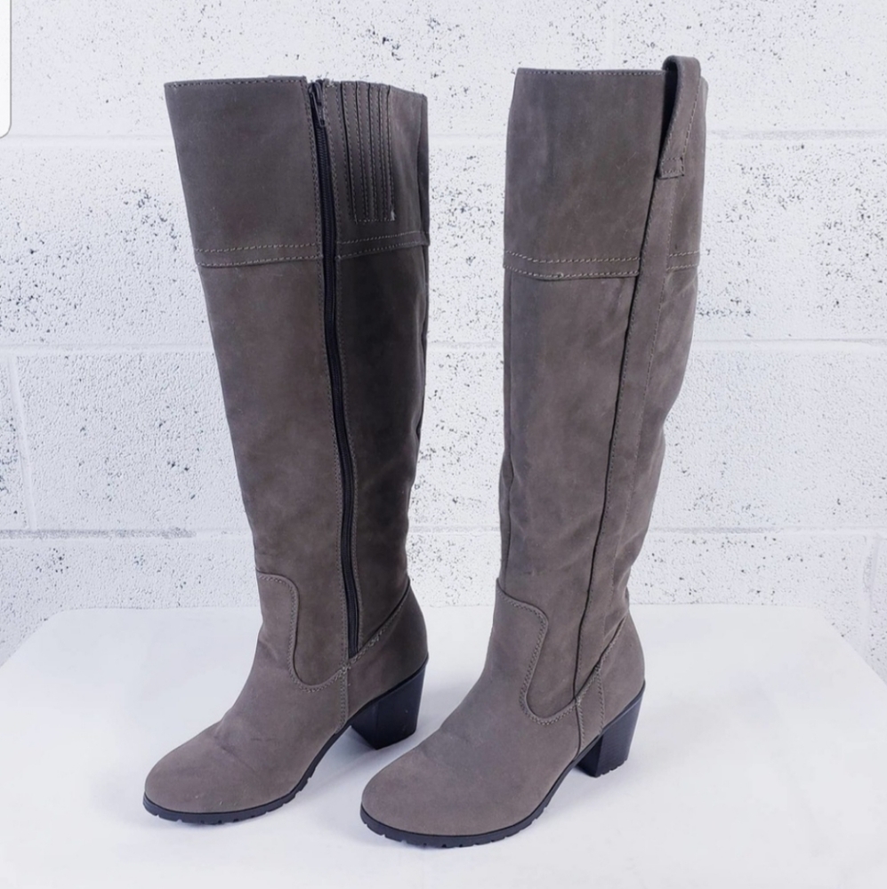 Lane Bryant Women's Taupe Suede  Side Zip Knee High Block Heel Boots Size 8.